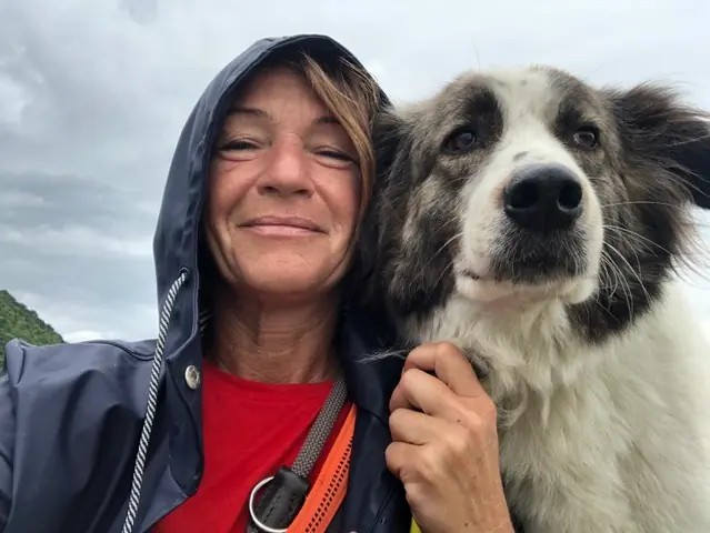 Katja Peruškić mit ihrem Hund Hook im Freien